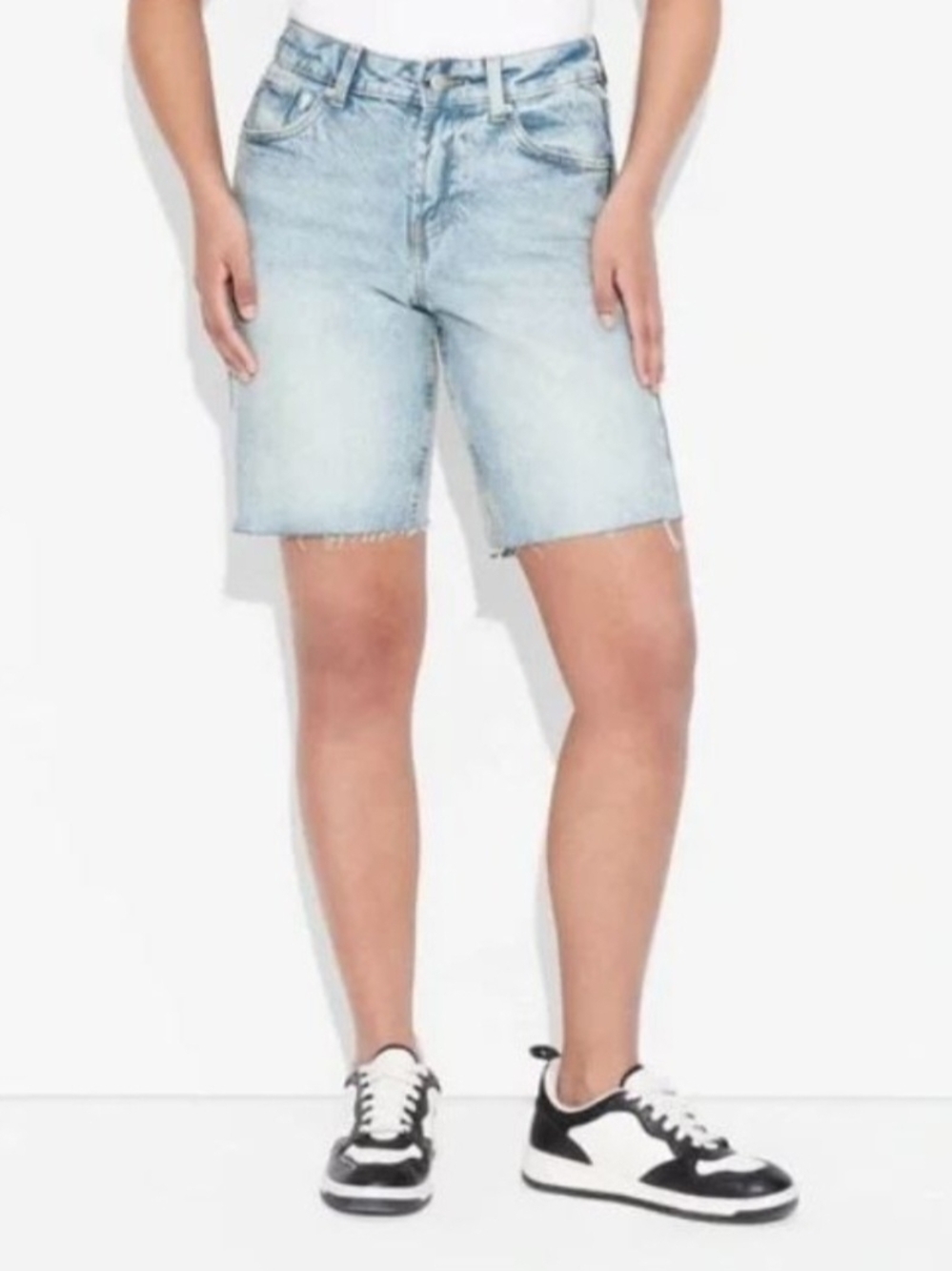 Wild Fable Size 4 Women's Mid-Rise Easy Rigid Cut-off Jean Shorts Light Wash